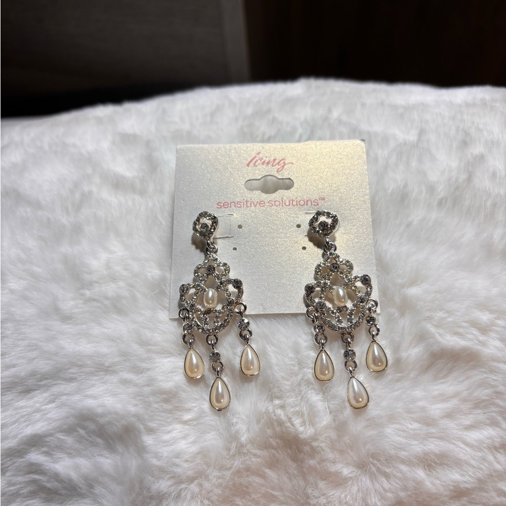 Lot of imitation pearl and diamond jewellery
